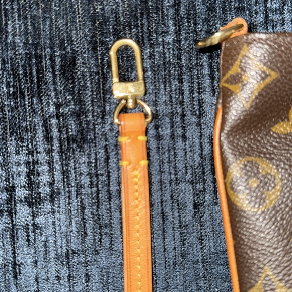 Authentic Louis Vuitton Partition Wristlet Clutch Monogram Canvas - Picture 6 of 8